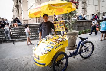 Carlos, de 24 años, es vendedor ambulante en Lima, que tuvo que elegir entre comer o estudiar.