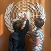 На фото: дети в кабинете Председателя Генеральной Ассамблеи ООН.