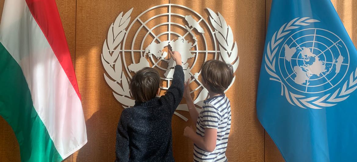 На фото: дети в кабинете Председателя Генеральной Ассамблеи ООН.