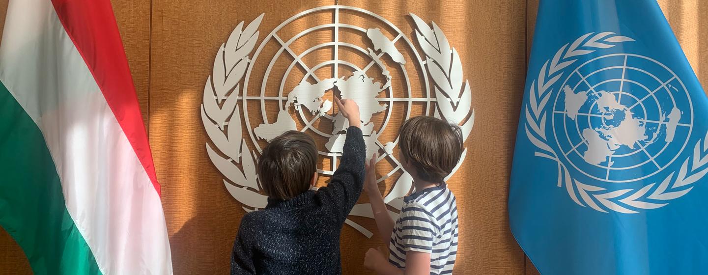 न्यूयॉर्क में संयुक्त राष्ट्र मुख्यालय का दौरा करते बच्चे.