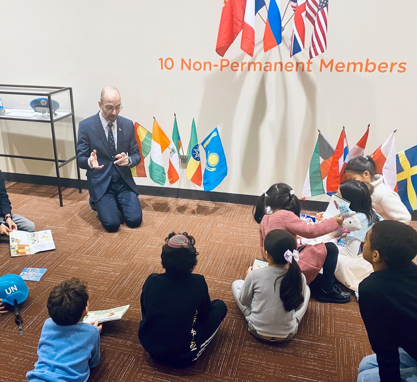 Экскурсовод Джонатан Мишал объясняет детям принципы работы ООН.