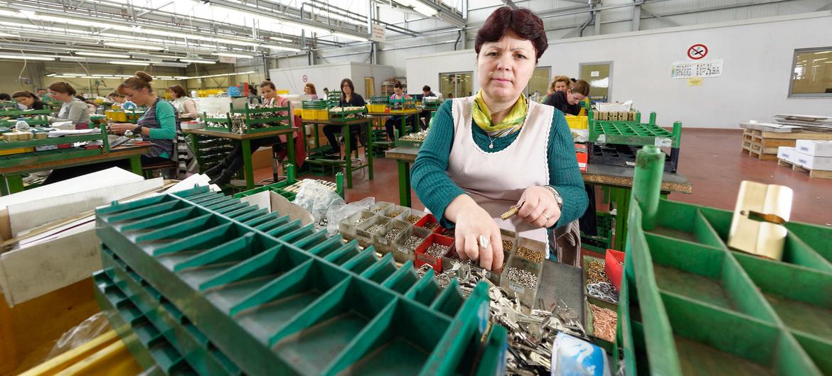 Una mujer trabajando en una fábrica de Albania.