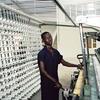 Un trabajador en una fábrica de Dar es Saalam, en Tanzania.