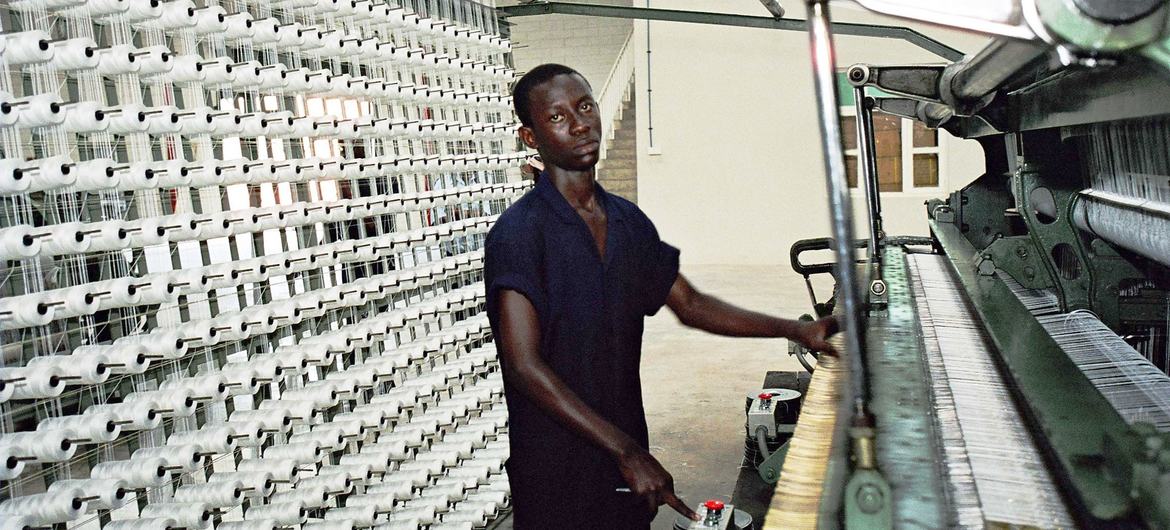 Um homem trabalha em uma fábrica em Dar Es Saalam.