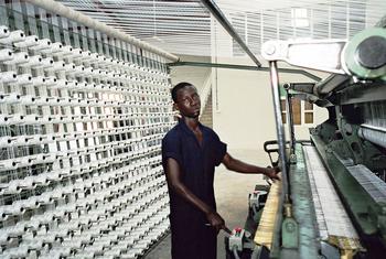 在坦桑尼亚达累斯萨拉姆一家工厂工作的一名男子。