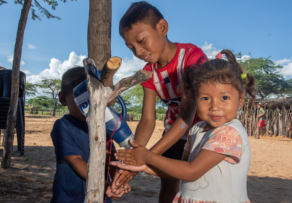 Los niños de Fermín se lavan las manos en esta lavandería artesanal, gracias a la formación dada por UNICEF Colombia.
