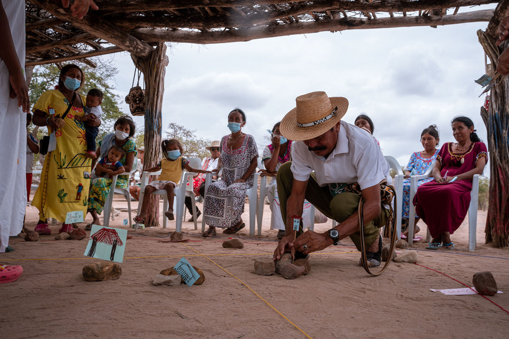 UNICEF COLOMBIA y la Fundación Internacional Baxter capacitan a niños y adultos indígenas de diferentes comunidades de La Guajira, Colombia, para que comprendan la importancia de construir retretes en sus territorios.
