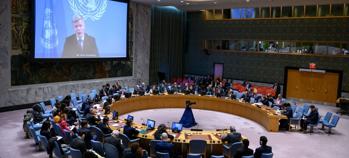 Hans Grundberg (on screen), Special Envoy of the Secretary-General for Yemen, briefs the Security Council meeting on Yemen.