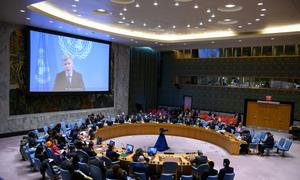 Hans Grundberg (on screen), Special Envoy of the Secretary-General for Yemen, briefs the Security Council meeting on Yemen.