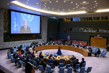 Hans Grundberg (on screen), Special Envoy of the Secretary-General for Yemen, briefs the Security Council meeting on Yemen.