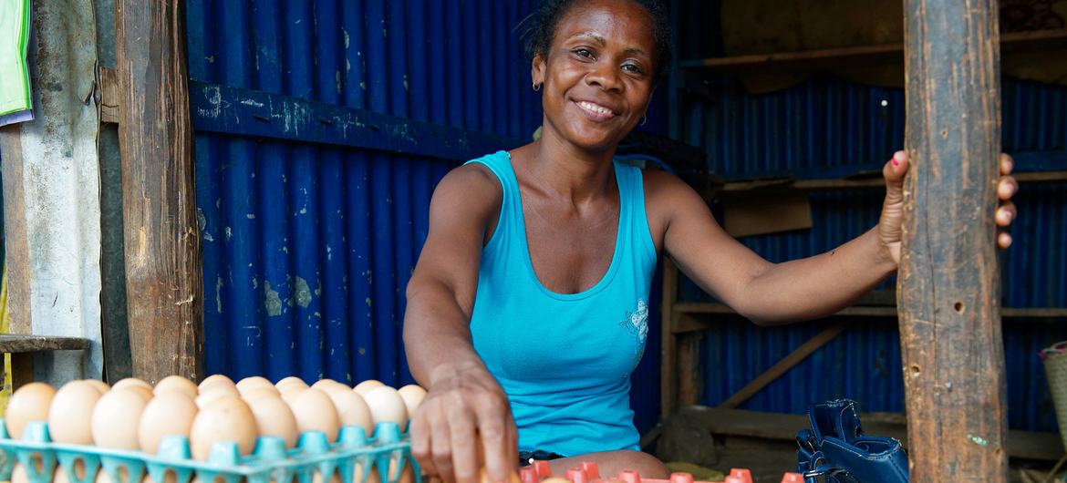 Madagaskar, Diego-Suarez'de bir sokak satıcısı yumurta satıyor.