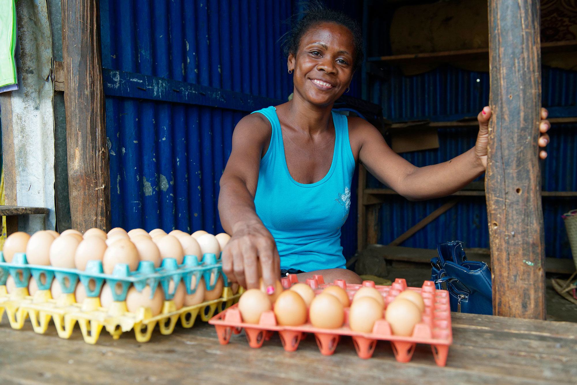 بائعة متجولة تبيع البيض في دييجو-سواريز في مدغشقر.