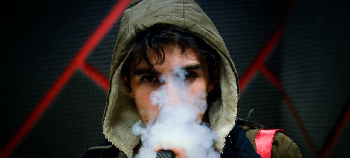 कई देशों में किशोरों के बीच ई-सिगरेट का सेवन, चिन्ताजनक स्तर तक बढ़ गया है.