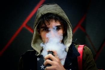 De nombreux pays ont constaté des niveaux alarmants d’utilisation de l’e-cigarette chez les adolescents. 