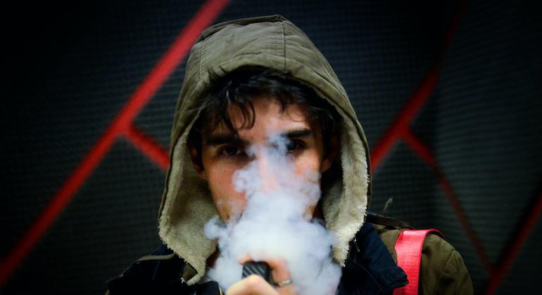 En muchos países se han registrado niveles alarmantes de consumo de cigarrillos electrónicos entre los adolescentes. 