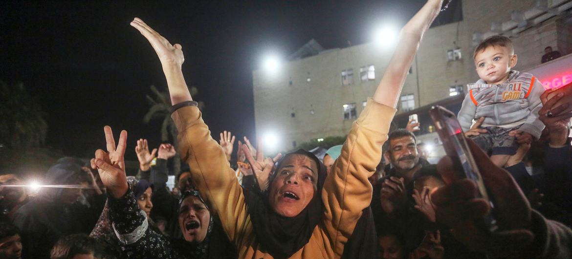 سكان غزة يعربون عن الفرح إزاء أنباء التوصل إلى اتفاق لوقف إطلاق النار بعد 15 شهرا من الحرب