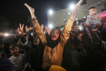 Los habitantes de Gaza celebran el anuncio de un acuerdo de alto el fuego.