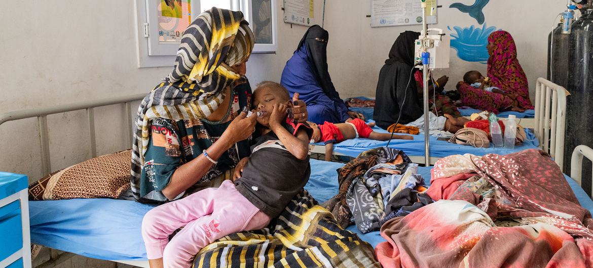 Una madre alimenta a un niño en el Centro de Estabilización del Hospital Pediátrico de Port Sudan, Sudán, donde UNICEF proporciona atención médica a niños desnutridos.