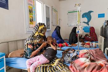 Varias madres atienden a sus hijos con desnutrición en un hospital de Port Sudan.