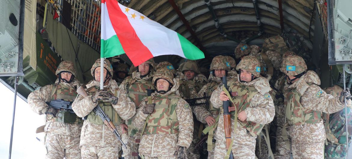 集体安全条约组织塔吉克维和分队抵达塔吉克斯坦。