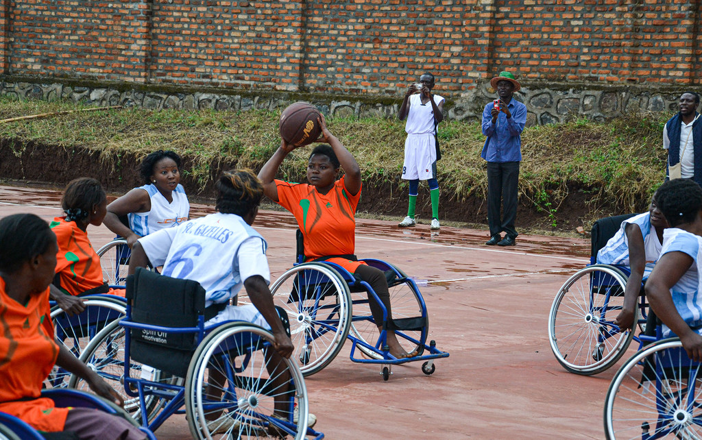 Des filles handicapées jouent au basket en République démocratique du Congo.