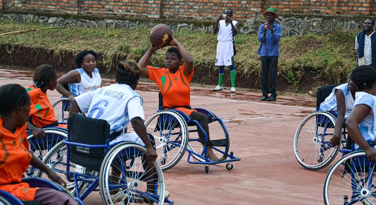 काँगो लोकतांत्रिक गणराज्य (DRC) में विकलांग लड़कियाँ, बॉस्केट बॉल खेलते हुए.