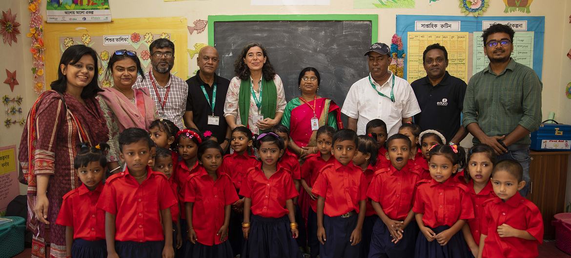 Pilar Orenes (centro), directora de EDUCO, visita una escuela en Cox Bazar, Bangladesh.