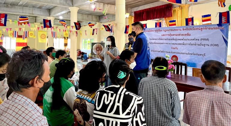 IOM ने, सरकारी अधिकारियों और नागरिक समाज भागीदारों के साथ मिलकर, कम्बोडियाई प्रवासियों के लिए एक सूचना सत्र आयोजित किया.