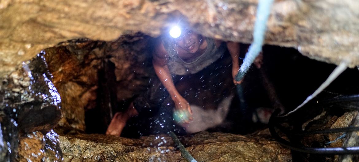 Dünya çapında 20 milyona kadar madenci, uzmanların genellikle düzensiz ve güvensiz olduğunu söylediği zanaatkar ve küçük ölçekli altın madenciliği operasyonlarında çalışıyor. 