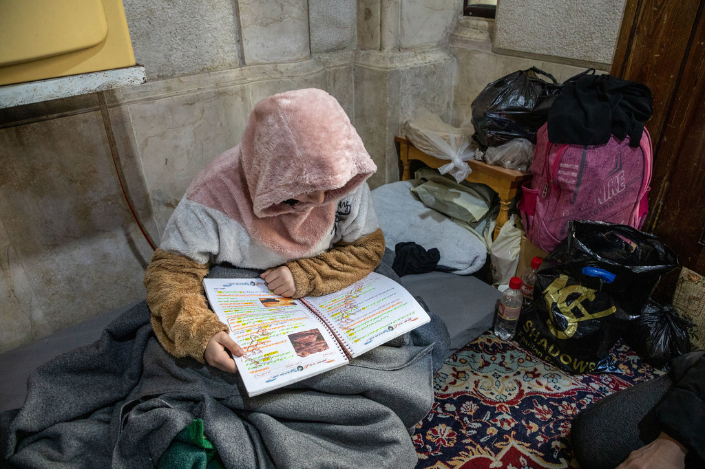 الأطفال يحصلون دروسهم في الأماكن التي تحولت إلى مراكز إيواء في حلب، سوريا بعد الزلزال المدمر