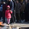 طفلة ووالدها بانتظار تلقي مواد إغاثة في أحد أماكن الإيواء جنوب شرقي تركيا