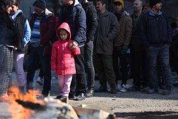 Une fille et son père font la queue pour recevoir des articles de secours dans un refuge du sud-est de la Türkiye.