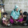 Cette famille rohingya, vivant au Bangladesh, reçoit une ration alimentaire mensuelle du PAM.