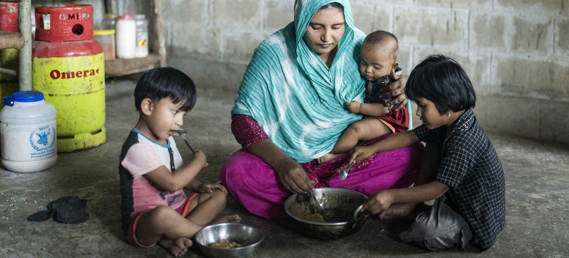 Cette famille rohingya, vivant au Bangladesh, reçoit une ration alimentaire mensuelle du PAM.