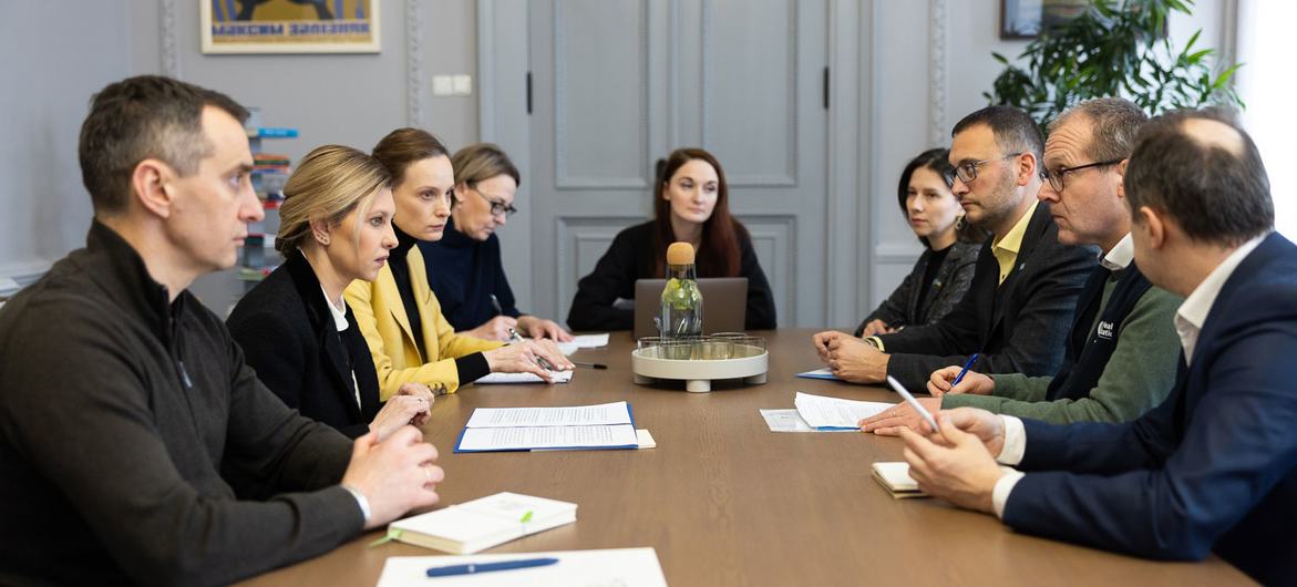 Глава Европейского бюро ВОЗ д-р Ханс Клюге встретился с первой леди Украины Еленой Зеленской и министром здравоохранения этой страны Виктором Ляшко. 