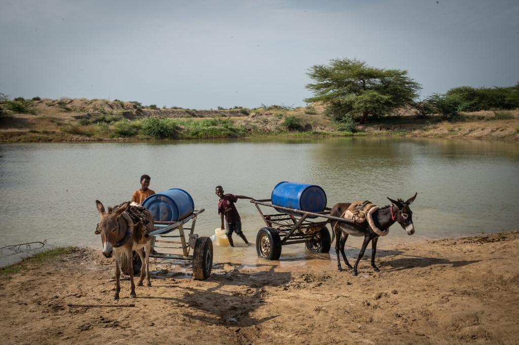 Une famille puisant de l'eau dans une rivière réhabilitée au Soudan