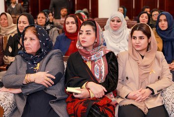 अफ़ग़ानिस्तान की संसद में महिला सांसद, निर्णय निर्धारक भूमिकाओं में महिलाओं के विषय पर एक बैठक में हिस्सा ले रही हैं.