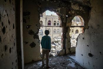 یمن کے شہر تعز کی ایک تباہ حال عمارت کا اندرونی منظر۔