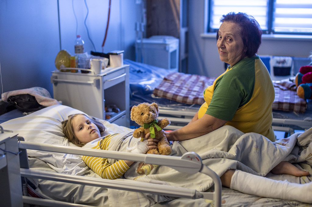 Une femme prend soin de sa petite fille dans un hôpital à Kyïv, en Ukraine (photo d'archives)..