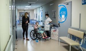 Una persona es atendida por una enfermera en un centro hospitalario (foto de archivo).