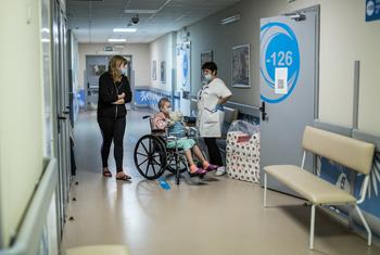 Una persona es atendida por una enfermera en un centro hospitalario (foto de archivo). Una persona es atendida por una enfermera en un centro hospitalario (foto de archivo).