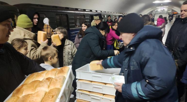 Доставка хлеба людям, спасающимся от обстрелов в харьковском метро.  