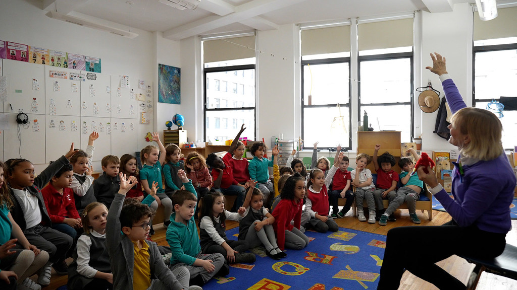 LuAnn Adams, une conteuse, présente l'histoire du colibri à l'école The École de New York.