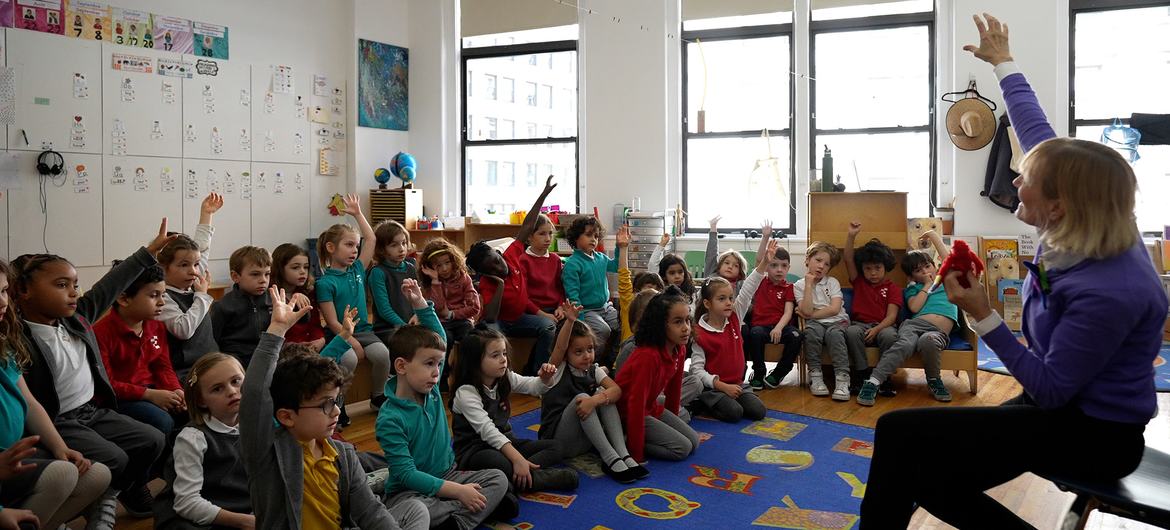 LuAnn Adams, cuentacuentos, presenta la historia del colibrí en la escuela The École de Nueva York.