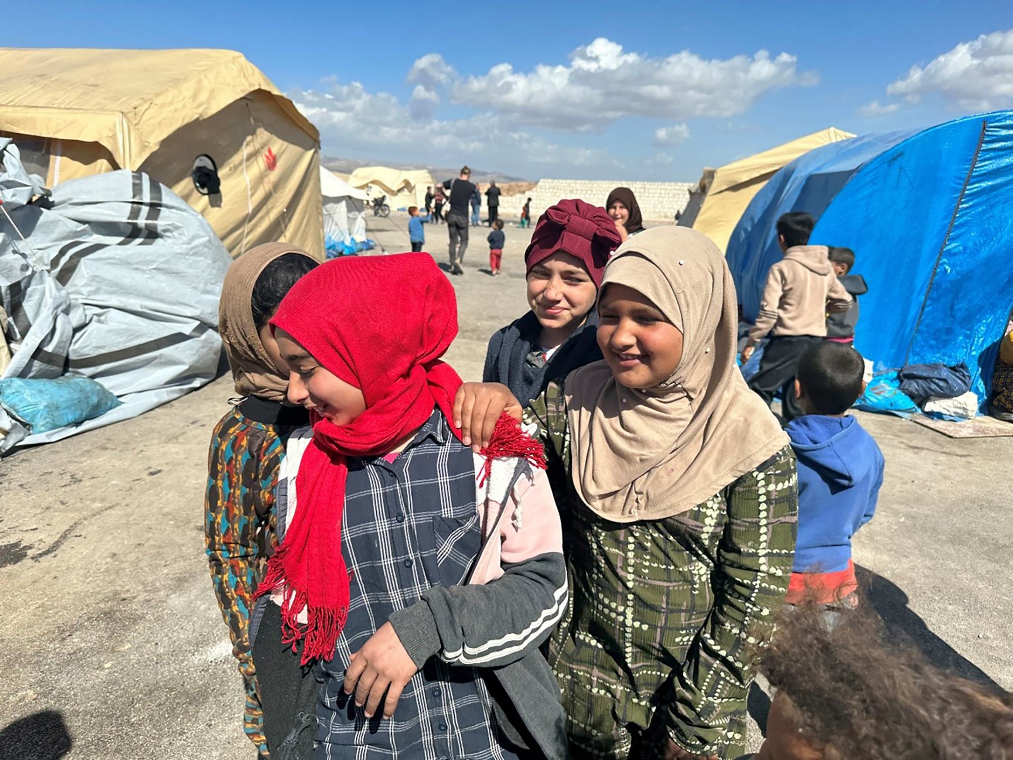 أطفال من مخيم الحمّام، وهو مركز الاستقبال للنازحين يضم حوالي 75 عائلة في جنديرس بمحافظة حلب 