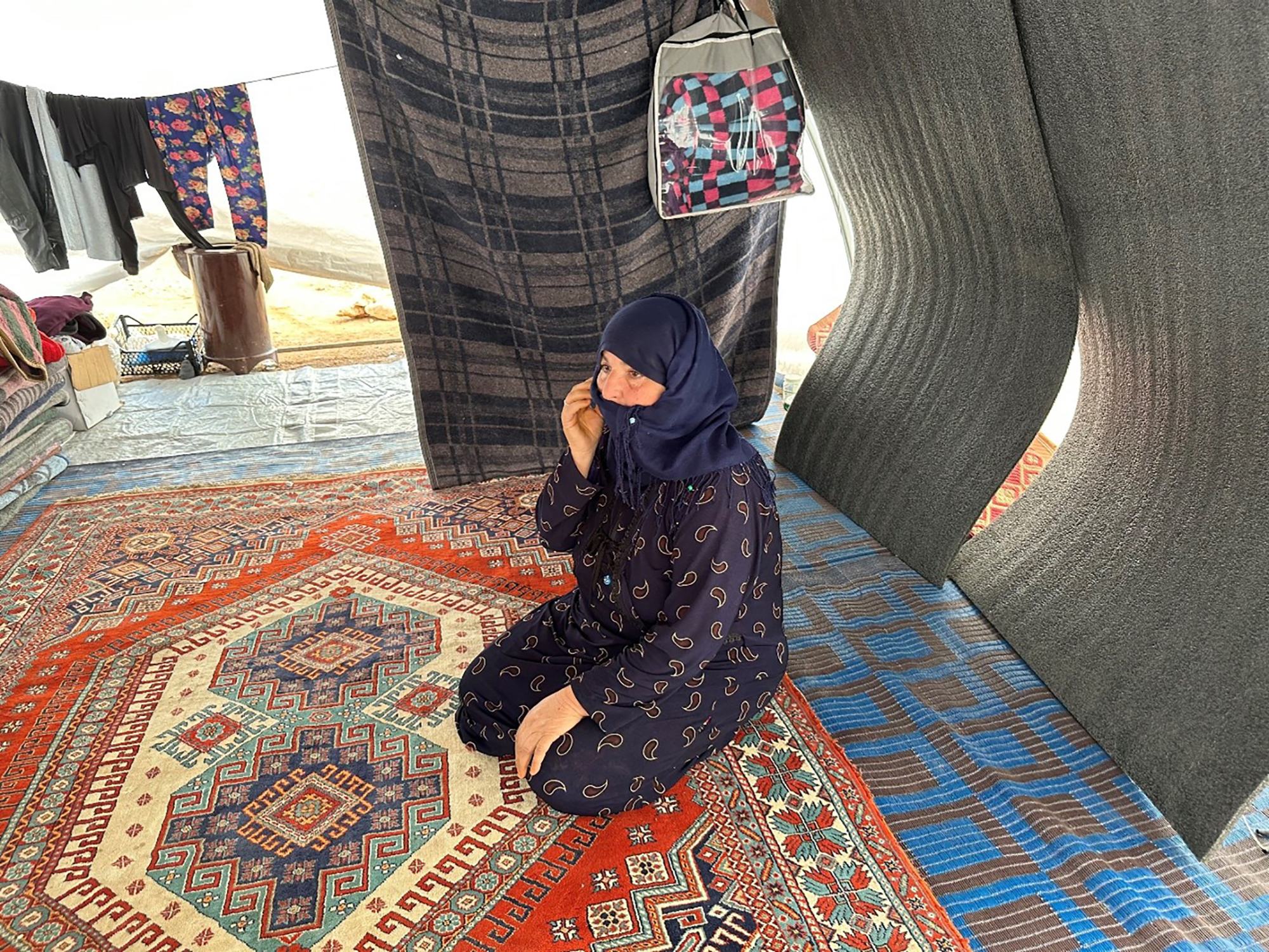 السيدة يازي خالد العبد الله تعيش في هذه الخيمة بعدما أجبرها الزلزال على النزوح.