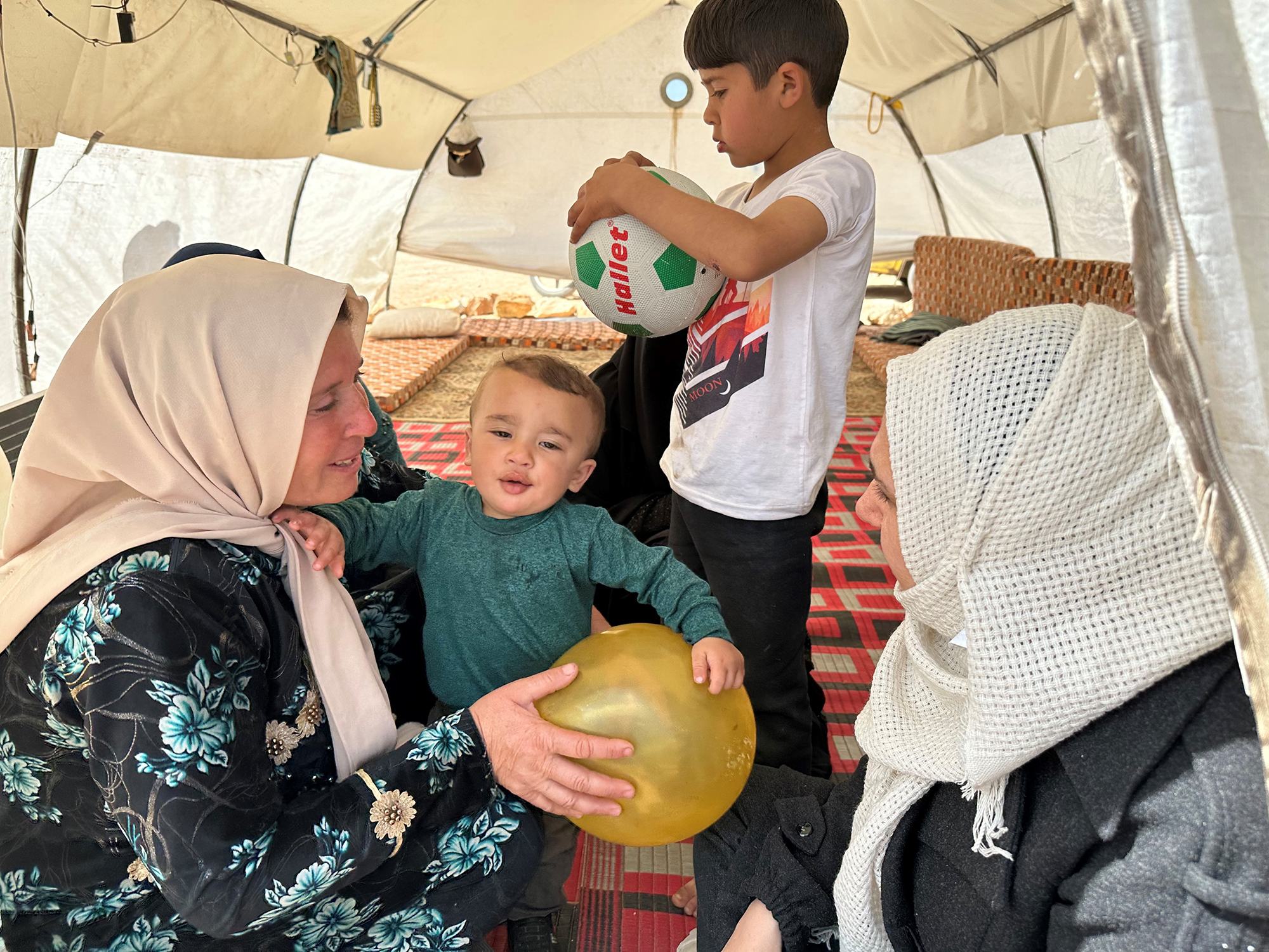 سيدة أم أحمد* (الاسم مستعار) نزحت مع عائلتها إلى مخيم الكمونة في سرمدا بريف إدلب. 
