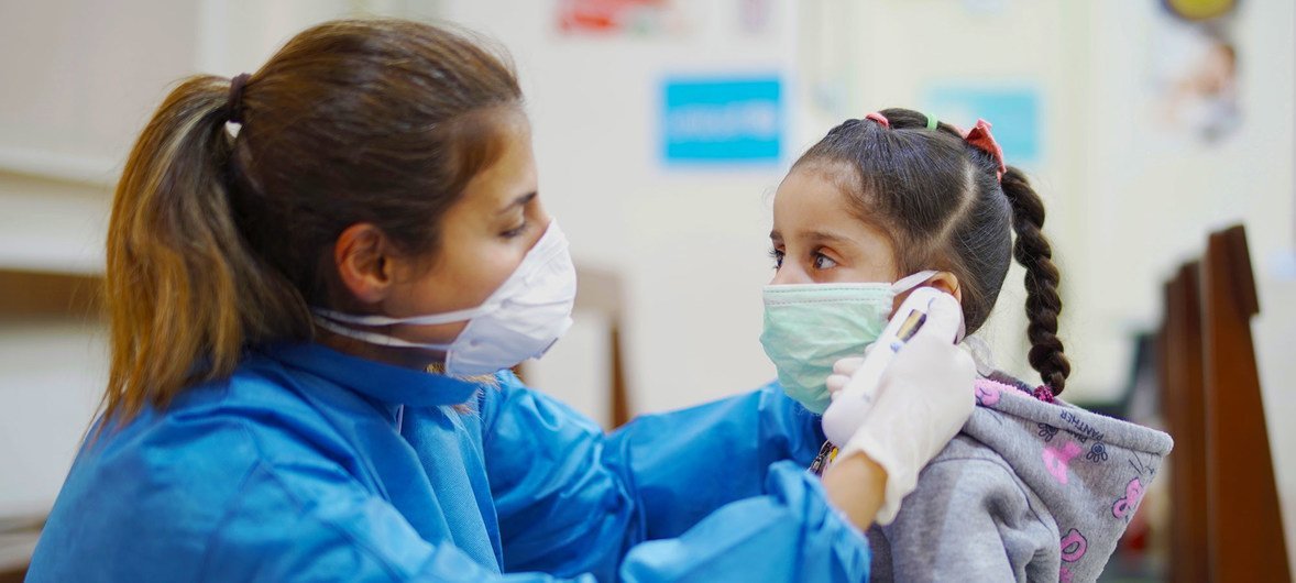 Enfermeira mede a temperatura de uma menina em Centro de Atenção Primária à Saúde em Beirute, Líbano