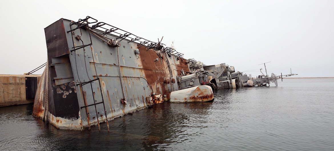 Un buque de guerra destruido en la base naval de Trípoli, en Libia. UNSMIL/Abel Kavanagh