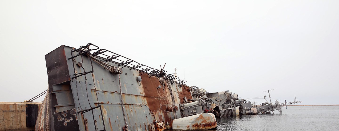 Un navire de guerre détruit à la base navale de Tripoli, en Libye (archive).